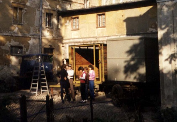 Was an Pferdetransporter zu sehen ist.